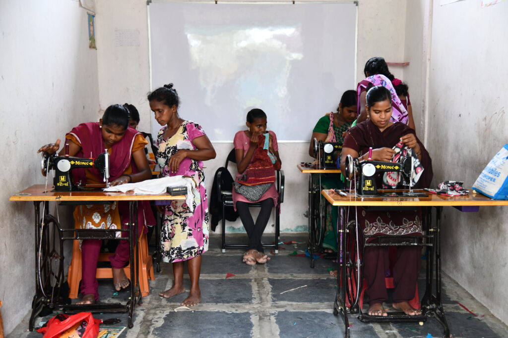 Sewing Machines for widows (3)